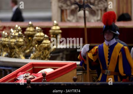 Vatikanstadt, Vaticano. 23 aprile 2025. Il corpo del defunto Papa Francesco sarà esposto in una bara aperta nella Basilica di San Pietro, dove il defunto pontefice rimarrà in stato per tre giorni. Crediti: Christoph Reichwein/dpa/Alamy Live News Foto Stock