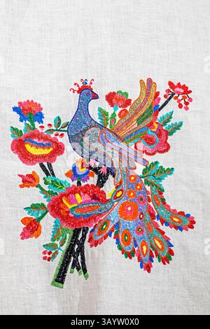 Uccello ricamato con fiori su ricami tradizionali in Ucraina Foto Stock