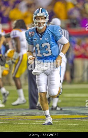 4 settembre 2010: Il quarterback UNC, T.J. Yates, in azione durante il Chick-Fil-A Kickoff Game nel Georgia Dome tra la University of North Carolina Tar Heels e i LSU Tigers. LSU, davanti a un punteggio di 30-10 all'intervallo, si è tenuta senza punti nel secondo tempo ma ha continuato a vincere 30-24.(Credit Image: © Cecil Copeland/Cal Sport Media/ZUMApress.com) Foto Stock