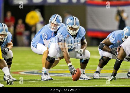 4 settembre 2010: Il quarterback dell'UNC, T.J. Yates aspetta sul pallone dal centro Cam Holland (#65) durante il Chick-Fil-A Kickoff Game nel Georgia Dome tra l'Università del North Carolina Tar Heels e i LSU Tigers. LSU, davanti a un punteggio di 30-10 all'intervallo, si è tenuta senza punti nel secondo tempo ma ha continuato a vincere 30-24.(Credit Image: © Cecil Copeland/Cal Sport Media/ZUMApress.com) Foto Stock