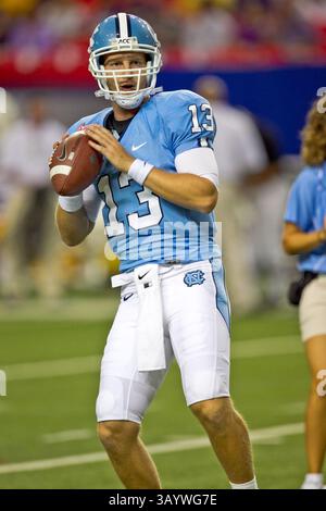 4 settembre 2010: Quarterback della North Carolina, T.J. Yates, prima del Chick-Fil-A Kickoff Game al Georgia Dome tra la University of North Carolina Tar Heels e i LSU Tigers. LSU, davanti a un punteggio di 30-10 all'intervallo, si è tenuta senza punti nel secondo tempo ma ha continuato a vincere 30-24.(Credit Image: © Cecil Copeland/Cal Sport Media/ZUMApress.com) Foto Stock