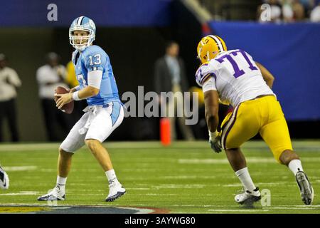 4 settembre 2010: Josh Downs della LSU (#77) ha un percorso libero per il quarterback della UNC, T.J. Yates (#13) durante il Chick-Fil-A Kickoff Game nel Georgia Dome tra la University of North Carolina Tar Heels e i LSU Tigers. LSU, davanti a un punteggio di 30-10 all'intervallo, si è tenuta senza punti nel secondo tempo ma ha continuato a vincere 30-24.(Credit Image: © Cecil Copeland/Cal Sport Media/ZUMApress.com) Foto Stock