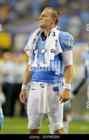 4 settembre 2010: Il quarterback dell'UNC, T.J. Yates, guarda da bordo campo durante il Chick-Fil-A Kickoff Game nel Georgia Dome tra la University of North Carolina Tar Heels e i LSU Tigers. LSU, davanti a un punteggio di 30-10 all'intervallo, si è tenuta senza punti nel secondo tempo ma ha continuato a vincere 30-24.(Credit Image: © Cecil Copeland/Cal Sport Media/ZUMApress.com) Foto Stock