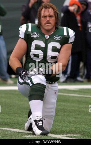 18 ottobre 2009 - East Rutherford, New Jersey, U. S - 18 ottobre 2009: La guardia dei New York Jets Alan Faneca (66) si allunga prima della partita tra Buffalo Bills e New York Jets al Giants Stadium di East Rutherford, New Jersey. I Bills sconfissero i Jets 16-13. (Immagine di credito: © Bennett Cohen/Southcreek Global/ZUMApress.com) Foto Stock