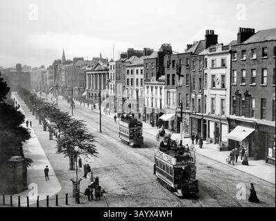 Una vista aerea della fine del XIX secolo del lato sud di St Stephen's Green, una piazza con giardino e un parco pubblico nel centro della città di Dublino, Irlanda. Mentre molti dei negozi sono stati sostituiti, il classico Royal College of Surgeons è ancora lì. Foto Stock