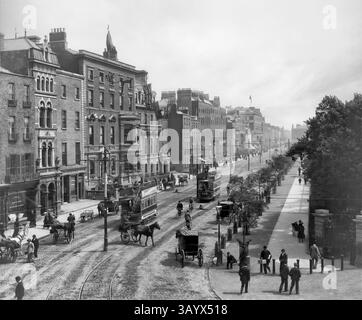 Una vista aerea della fine del XIX secolo del lato ovest di St Stephen's Green, una piazza con giardino e un parco pubblico nel centro della città di Dublino, Irlanda; presa vicino a Grafton Street. Foto Stock