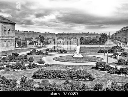 Una metà del XIX secolo di Merrion Square West dai giardini di Leinster House, in seguito divenne la sede del Parlamento irlandese (The Dail). La piazza del giardino georgiano e il parco pubblico nel centro della città di Dublino, in Irlanda, furono progettati nel 1762 su progetto di John Smyth e Jonathan Barker per la tenuta del visconte Fitzwilliam. Samuel Sproule progettò in seguito l'East Side intorno al 1780 e i giardini furono creati nel 1792. Foto Stock