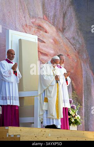 BRZEGI, POLONIA - 31 luglio 2016 - Papa Francesco è ritratto durante la messa finale della giornata Mondiale della Gioventù 2016 a Brzegi, Polonia. Papa Francesco più di 1,6 milioni Foto Stock