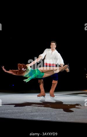 Disney on Ice Worlds of Fantasy ha aperto a San Diego, CALIFORNIA, presso la San Diego Sports Arena. Il principe Eric e Ariel del film Disney Little Mermaid ballarono sul ghiaccio. I personaggi di quattro show fantasy Disney sono scesi sul ghiaccio per intrattenere il pubblico. (Immagine di credito: © Nick Morris/Southcreek Global/ZUMApress.com) Foto Stock