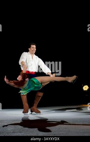 Disney on Ice Worlds of Fantasy ha aperto a San Diego, CALIFORNIA, presso la San Diego Sports Arena. Il principe Eric e Ariel del film Disney Little Mermaid ballarono sul ghiaccio. I personaggi di quattro show fantasy Disney sono scesi sul ghiaccio per intrattenere il pubblico. (Immagine di credito: © Nick Morris/Southcreek Global/ZUMApress.com) Foto Stock