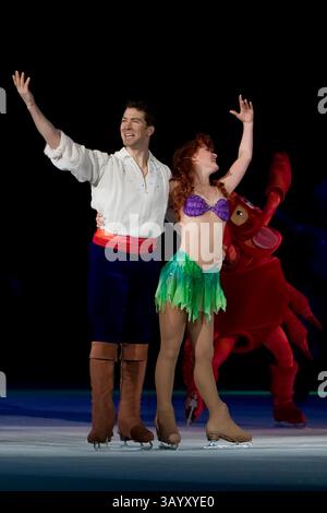 Disney on Ice Worlds of Fantasy ha aperto a San Diego, CALIFORNIA, presso la San Diego Sports Arena. Il principe Eric e Ariel del film Disney Little Mermaid ballarono sul ghiaccio. I personaggi di quattro show fantasy Disney sono scesi sul ghiaccio per intrattenere il pubblico. (Immagine di credito: © Nick Morris/Southcreek Global/ZUMApress.com) Foto Stock