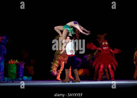 Disney on Ice Worlds of Fantasy ha aperto a San Diego, CALIFORNIA, presso la San Diego Sports Arena. Il principe Eric e Ariel del film Disney Little Mermaid ballarono sul ghiaccio. I personaggi di quattro show fantasy Disney sono scesi sul ghiaccio per intrattenere il pubblico. (Immagine di credito: © Nick Morris/Southcreek Global/ZUMApress.com) Foto Stock