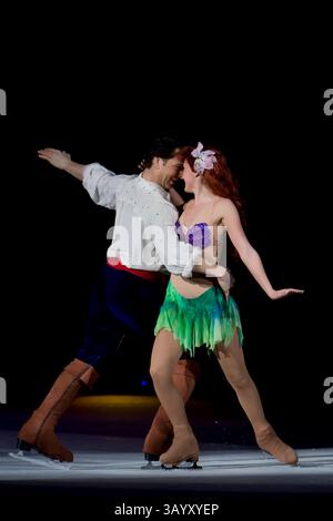 Disney on Ice Worlds of Fantasy ha aperto a San Diego, CALIFORNIA, presso la San Diego Sports Arena. Il principe Eric e Ariel del film Disney Little Mermaid ballarono sul ghiaccio. I personaggi di quattro show fantasy Disney sono scesi sul ghiaccio per intrattenere il pubblico. (Immagine di credito: © Nick Morris/Southcreek Global/ZUMApress.com) Foto Stock