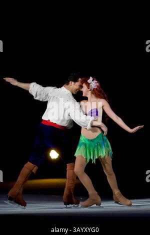 Disney on Ice Worlds of Fantasy ha aperto a San Diego, CALIFORNIA, presso la San Diego Sports Arena. Il principe Eric e Ariel del film Disney Little Mermaid ballarono sul ghiaccio. I personaggi di quattro show fantasy Disney sono scesi sul ghiaccio per intrattenere il pubblico. (Immagine di credito: © Nick Morris/Southcreek Global/ZUMApress.com) Foto Stock