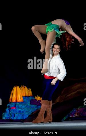 Disney on Ice Worlds of Fantasy ha aperto a San Diego, CALIFORNIA, presso la San Diego Sports Arena. Il principe Eric e Ariel del film Disney Little Mermaid ballarono sul ghiaccio. I personaggi di quattro show fantasy Disney sono scesi sul ghiaccio per intrattenere il pubblico. (Immagine di credito: © Nick Morris/Southcreek Global/ZUMApress.com) Foto Stock