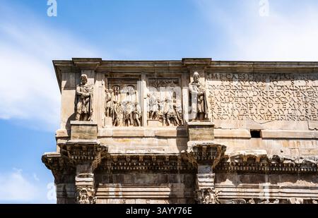 Pannelli di rilievo sull'Arco di Costantino, un triplo arco trionfale inaugurato nel 315 d.C. per celebrare la vittoria dell'imperatore Costantino, a Roma Foto Stock