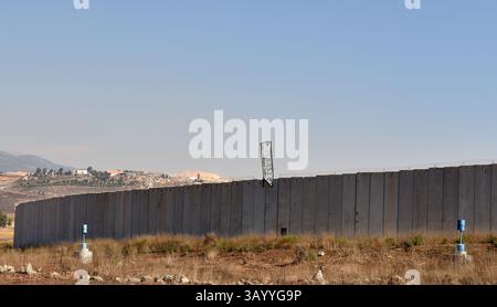 Sezione del muro di confine tra Israele e Libano e la linea blu UNIFIL (United Nations Interim Force in Lebanon), Kfar Kila, Libano meridionale Foto Stock