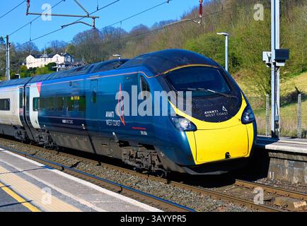 Avanti West Coast Pendolino Classe 390 numero 006 'Rethink Mental Disease'. Stazione ferroviaria di Oxenholme, West Coast Main Line, Cumbria, Inghilterra, Regno Unito Foto Stock