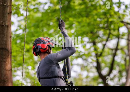 Symbolfoto zum Thema Baumpflege. Ein Mann aufgenommen bei der Baumpflege a Berlino, 23.04.2025. Berlin Deutschland *** foto simbolica sul soggetto o Foto Stock