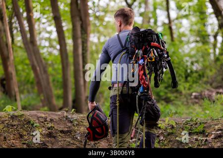Symbolfoto zum Thema Baumpflege. Ein Mann aufgenommen bei der Baumpflege a Berlino, 23.04.2025. Berlin Deutschland *** foto simbolica sul soggetto o Foto Stock