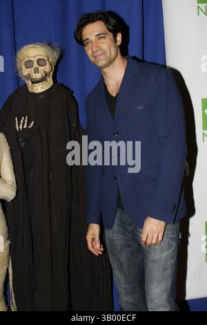 29 ottobre 2010 - New York, New York, USA - . . . . . 29 2010 ottobre, New York City Actor Gilles Marini al 15° Hulaween del progetto di restauro di Bette Midler's New York al Waldorf Astoria il 29 ottobre 2010 a New York (Credit Image: © Sharkpixs/ZUMApress.com) Foto Stock