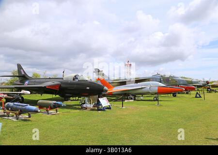 Hawker Hunter F6, Folland Gnat T1 e SEPECAT Jaguar GR1, Bournemouth Aviation Museum, Hurn, Christchurch, Dorset, Inghilterra, Gran Bretagna, Regno Unito, Europa Foto Stock