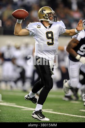 25 novembre 2010: Il quarterback dei Saints Drew Brees n. 9 passa durante una partita di football NFL del giorno del Ringraziamento tra Dallas Cowboys e New Orleans Saints al Cowboys Stadium di Arlington, Texas New Orleans sconfisse Dallas 30-27(Credit Image: © Albert pena/Cal Sport Media/ZUMAPRESS.com) Foto Stock