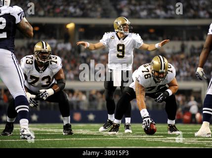 25 novembre 2010: Il quarterback dei Saints Drew Brees #9 under center durante una partita di football NFL del giorno del Ringraziamento tra i Dallas Cowboys e i New Orleans Saints al Cowboys Stadium di Arlington, Texas New Orleans sconfisse Dallas 30-27(Credit Image: © Albert pena/Cal Sport Media/ZUMAPRESS.com) Foto Stock