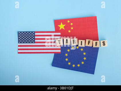 Concetto di tariffe commerciali globali con bandiere di Stati Uniti, Cina ed UE Foto Stock