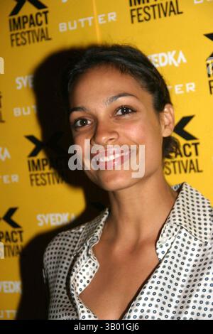 12 SETTEMBRE 2006 - NEW YORK, NEW YORK, STATI UNITI - LA PRIMA MONDIALE DEL NUOVO SPETTACOLO TEATRALE DI EVE ENSLER '' THE TREATMENT''' DURANTE LA SERATA DI APERTURA DELL'IMPACT FESTIVAL 2006 SI È SVOLTA PRESSO IL PROGETTO CULTURALE , NEW YORK NEW YORK 09-12-2006. - 2006.I11134BT(immagine di credito: © Barry Talesnick/Globe Photos/ZUMAPRESS.com) Foto Stock