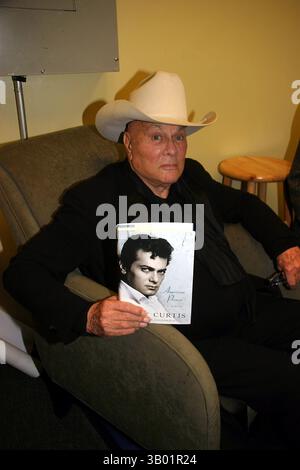 14 ottobre 2008 - New York, New York, Stati Uniti - I13834BT.TONY CURTIS FIRMA E DISCUTE IL SUO NUOVO LIBRO ''AMERICAN PRINCE'' A BARNES AND NOBLE, NEW YORK CIYT 10-14-2008.(Credit Image: © Barry Talesnick/Globe Photos/ZUMAPRESS.com) Foto Stock
