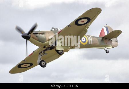 HAWKER HURRICANE MkI RAF seriale R4118, codice squadrone UP-W, registrazione civile del Regno Unito G-HUPW, presso il Royal International Air Tattoo, Fairford, Gloucestershire, Inghilterra. L'aereo fu consegnato nuovo al 605 Squadron (Contea di Warwick) nell'agosto 1940. Ha effettuato 49 sortite da Croydon, in Inghilterra, distruggendo 3 aerei nemici e danneggiandone altri 2. Ancora dipinto nei suoi segni originali, l'R4118 è l'unico uragano della Battaglia d'Inghilterra ancora in volo. Foto: Arpingstone Foto Stock