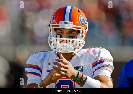 27 novembre 2010: Il quarterback dei Florida Gators Trey Burton (8) si scalda prima dell'inizio della partita tra l'ACC Conference Florida State Seminoles e la SEC Conference University of Florida Gators al Doak Campbell Stadium di Tallahassee, Florida. (Immagine di credito: © Gray Quetti/Cal Sport Media/ZUMAPRESS.com) Foto Stock