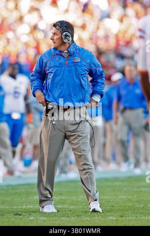 27 novembre 2010: Allenatore dei Florida Gators Urban Meyer durante il primo tempo tra l'ACC Conference Florida State Seminoles e la SEC Conference University of Florida Gators al Doak Campbell Stadium di Tallahassee, Florida. (Immagine di credito: © Gray Quetti/Cal Sport Media/ZUMAPRESS.com) Foto Stock