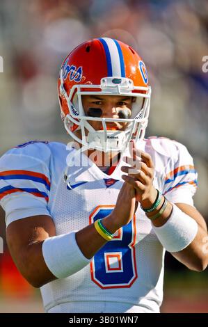 27 novembre 2010: Il quarterback dei Florida Gators Trey Burton (8) si scalda prima dell'inizio della partita tra l'ACC Conference Florida State Seminoles e la SEC Conference University of Florida Gators al Doak Campbell Stadium di Tallahassee, Florida. (Immagine di credito: © Gray Quetti/Cal Sport Media/ZUMAPRESS.com) Foto Stock