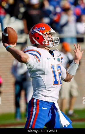 27 novembre 2010: Il quarterback dei Florida Gators John Brantley (12) si scalda prima dell'inizio dell'azione tra l'ACC Conference Florida State Seminoles e la SEC Conference University of Florida Gators al Doak Campbell Stadium di Tallahassee, Florida. (Immagine di credito: © Gray Quetti/Cal Sport Media/ZUMAPRESS.com) Foto Stock