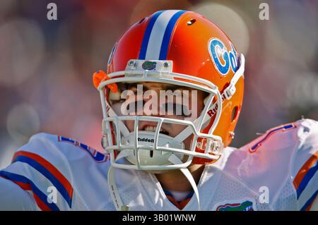 27 novembre 2010: Il quarterback dei Florida Gators John Brantley (12) si scalda prima dell'inizio dell'azione tra l'ACC Conference Florida State Seminoles e la SEC Conference University of Florida Gators al Doak Campbell Stadium di Tallahassee, Florida. (Immagine di credito: © Gray Quetti/Cal Sport Media/ZUMAPRESS.com) Foto Stock