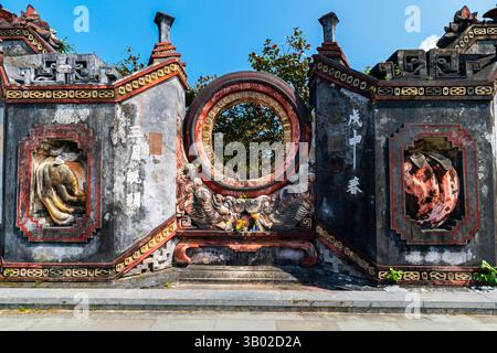 Porta della Pagoda del Tempio di TAM Quan Ba Mu a Hoi An, Vietnam. La Pagoda del Tempio di TAM Quan Ba Mu rappresenta lo stile architettonico classico delle antiche pagode in vi Foto Stock