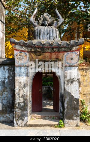 Porta della Pagoda del Tempio di TAM Quan Ba Mu a Hoi An, Vietnam. La Pagoda del Tempio di TAM Quan Ba Mu rappresenta lo stile architettonico classico delle antiche pagode in vi Foto Stock