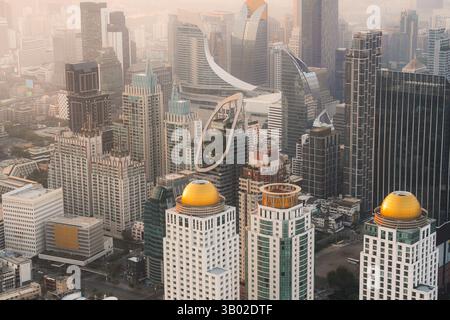 Vista aerea della citta' di Bangkok con moderno edificio finanziario nel quartiere degli affari durante la mattinata in Tailandia Foto Stock