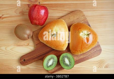 Vista dall'alto dei salati panini ripieni con mela e kiwi Foto Stock