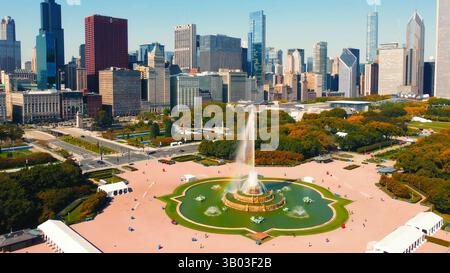 Chicago, Illinois 17.10.2024. Skyline di Chicago con Buckingham Fountain in primo piano. Vista aerea dello skyline di Chicagos con Buckingham Fountain Foto Stock