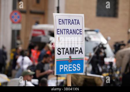 Roma, Italia. 23 aprile 2025. Un cartello è visto all'ingresso del recinto dei media vicino al Vaticano, dopo la morte del Papa, a Roma il 23 aprile 2025. (Foto di Jaap Arriens/Sipa USA) credito: SIPA USA/Alamy Live News Foto Stock