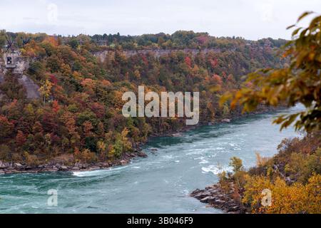 Fiume Niagara vicino alla Whirlpool Aero Car in autunno. Foto Stock