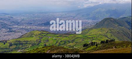 Vista panoramica di Quito Ecuador visibile dal Monte Ande. Foto Stock
