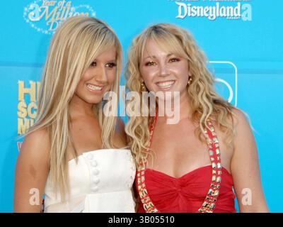 14 AGOSTO 2007 - HOLLYWOOD, CALIFORNIA, STATI UNITI - K54150DL. PRIMA MONDIALE DEL MUSICAL DISNEY HIGH SCHOOL TWO. SI TIENE NEL CENTRO DI DISNEYLAND, ANAHEIM CA.8-14-07. - 2007.IMMAGINE: ASHLEY TISDALE,JENNIFER TISDALE(immagine di credito: © Dave Longendyke/Globe Photos/ZUMAPRESS.com) Foto Stock
