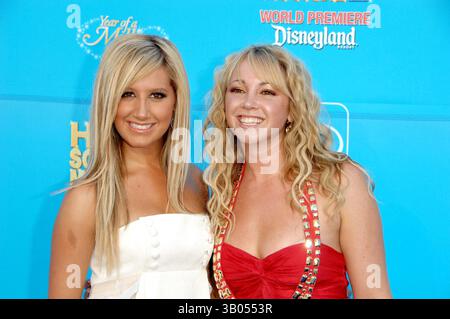 14 AGOSTO 2007 - HOLLYWOOD, CALIFORNIA, STATI UNITI - K54150DL. PRIMA MONDIALE DEL MUSICAL DISNEY HIGH SCHOOL TWO. SI TIENE NEL CENTRO DI DISNEYLAND, ANAHEIM CA.8-14-07. - 2007.IMMAGINE: ASHLEY TISDALE,JENNIFER TISDALE(immagine di credito: © Dave Longendyke/Globe Photos/ZUMAPRESS.com) Foto Stock