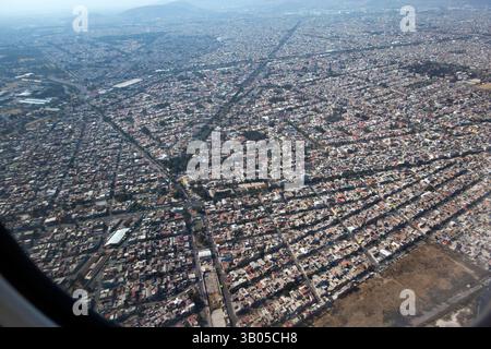 Vista aerea di Città del Messico, Messico, vista da un finestrino dell'aereo Foto Stock