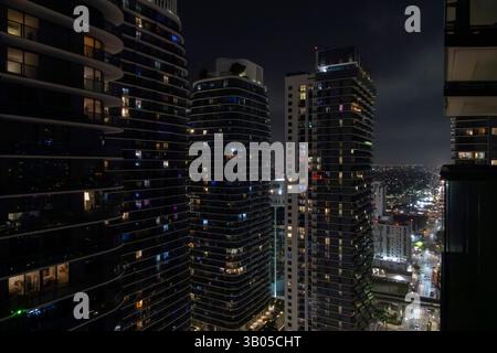 Paesaggio urbano di notte dall'alto Foto Stock