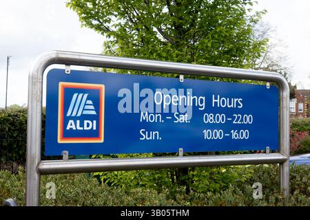 Cartello orario di apertura del negozio Aldi, Bromsgrove, Worcestershire, Inghilterra, Regno Unito Foto Stock